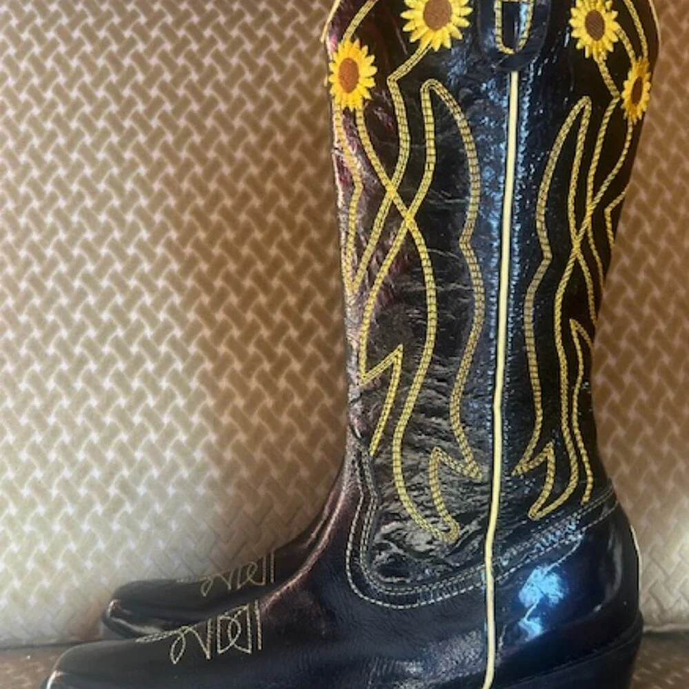 Urban Outfitters Daisy Embroidered Patent Leather Western Cowboy Boots - Picture 4 of 16